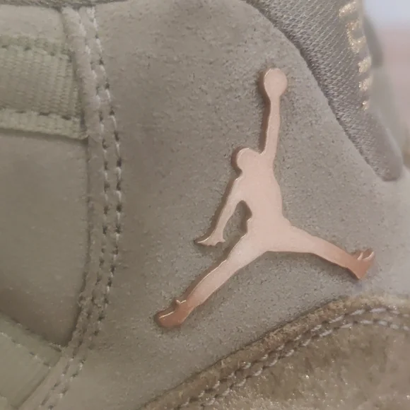 Jordan 11's Olive Lux - Picture 11 of 11